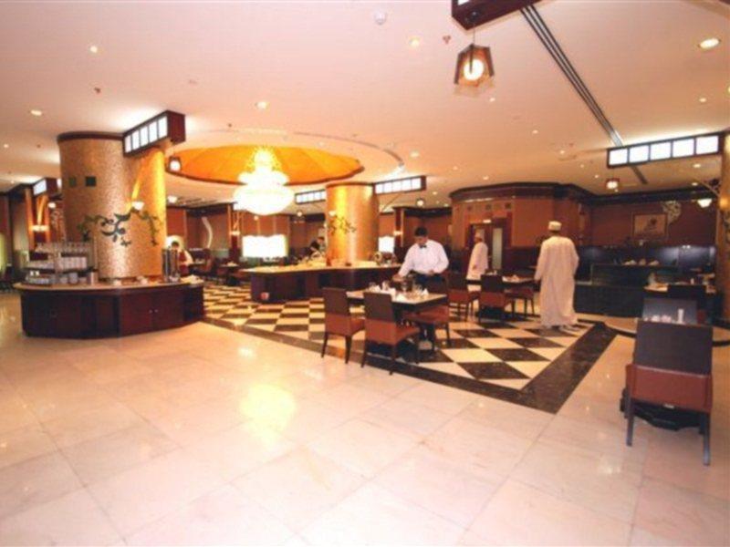 Al Bustan Tower Hotel Suites Шарджа Экстерьер фото