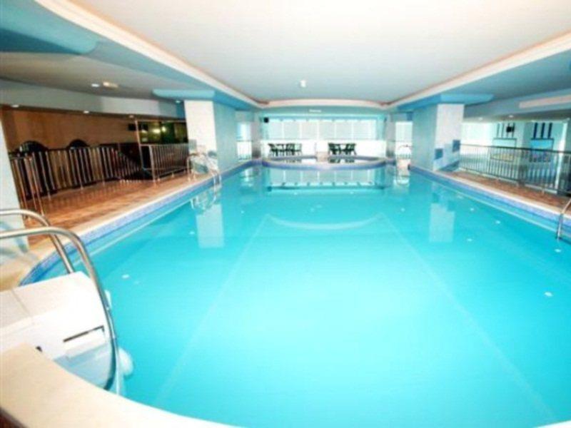 Al Bustan Tower Hotel Suites Шарджа Экстерьер фото