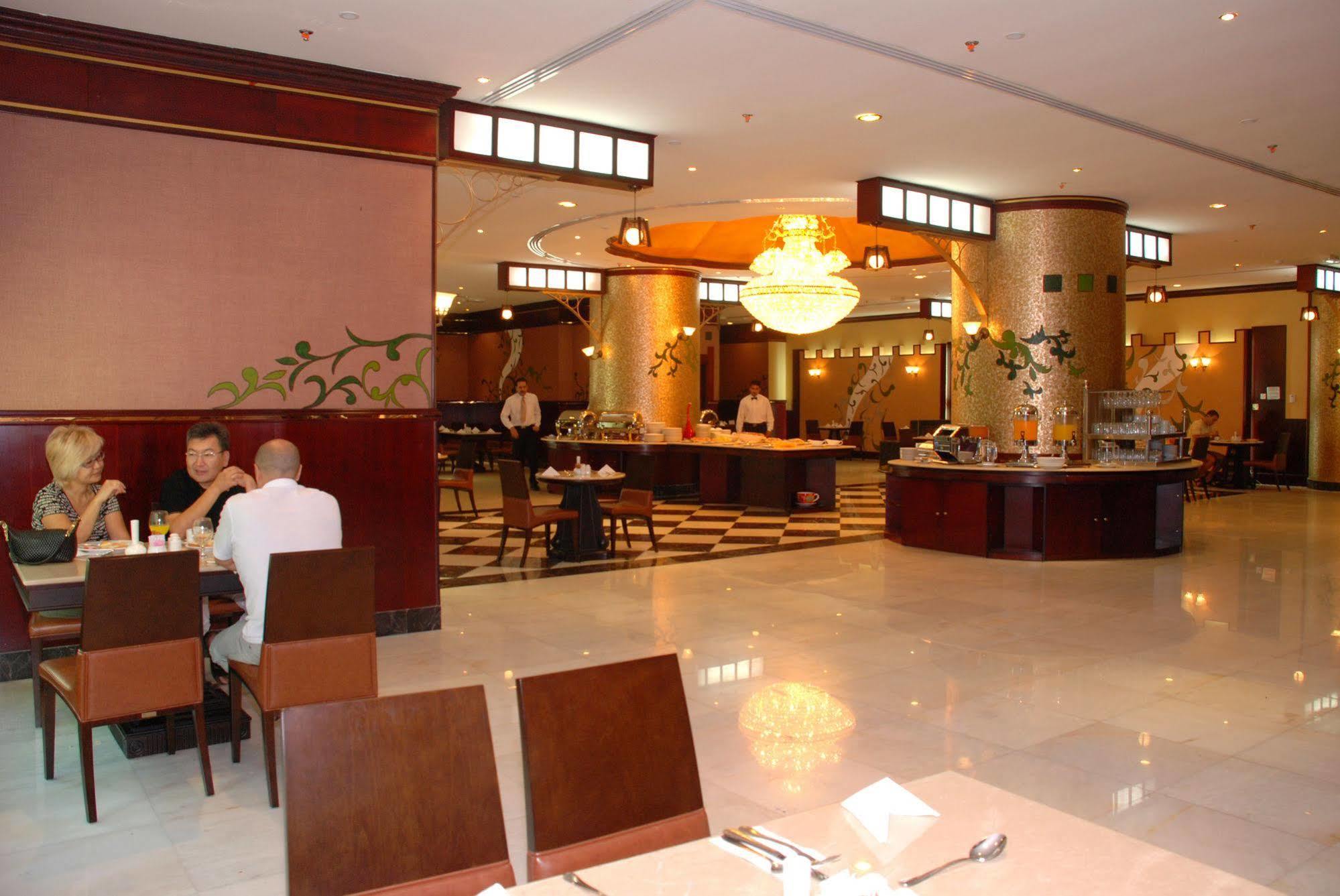 Al Bustan Tower Hotel Suites Шарджа Экстерьер фото