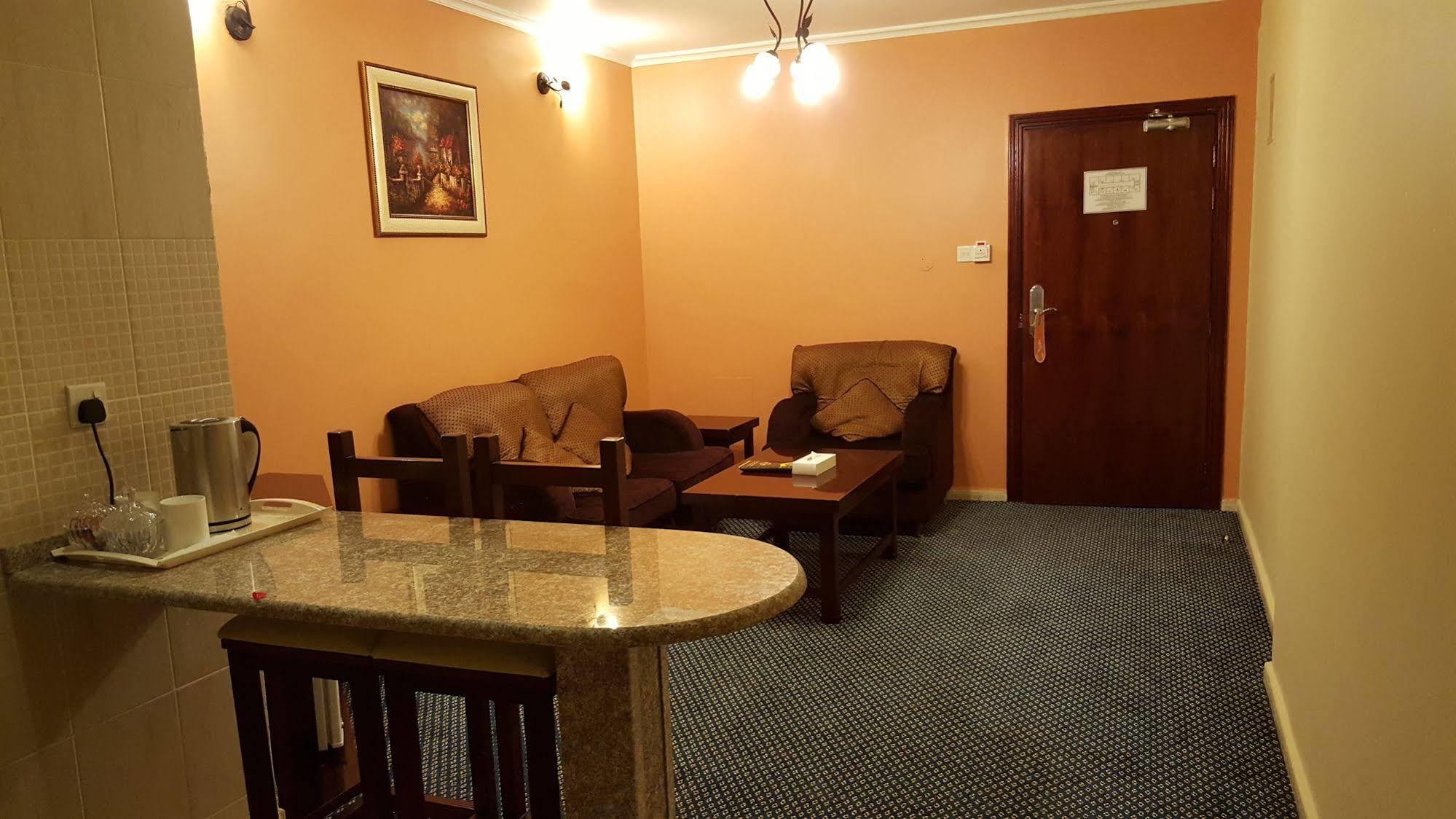 Al Bustan Tower Hotel Suites Шарджа Экстерьер фото