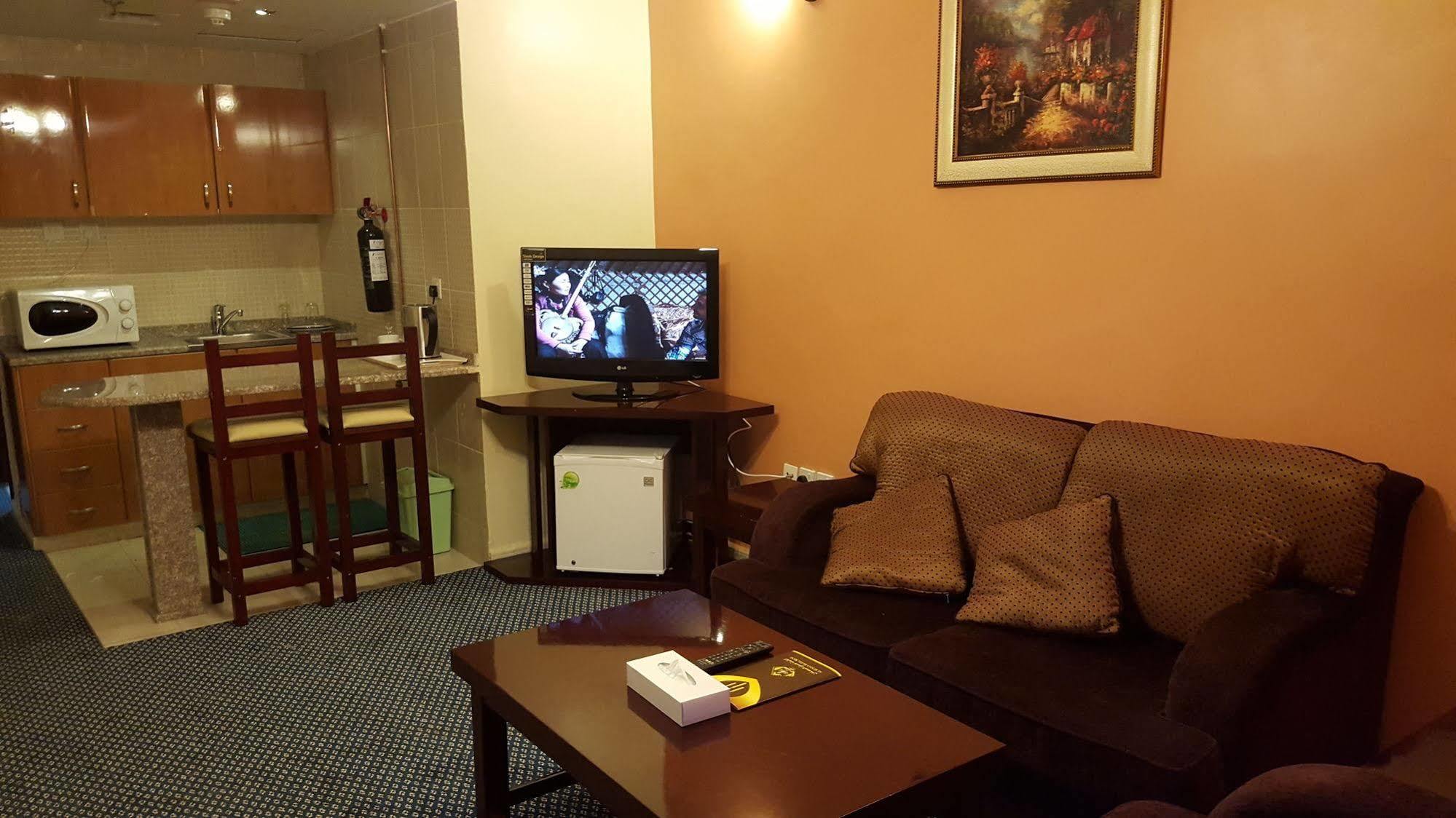 Al Bustan Tower Hotel Suites Шарджа Экстерьер фото