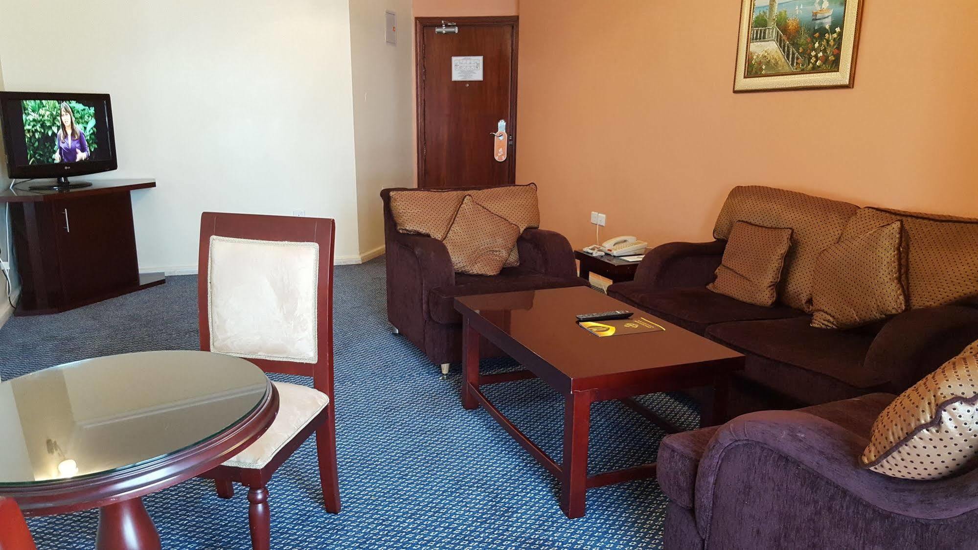 Al Bustan Tower Hotel Suites Шарджа Экстерьер фото