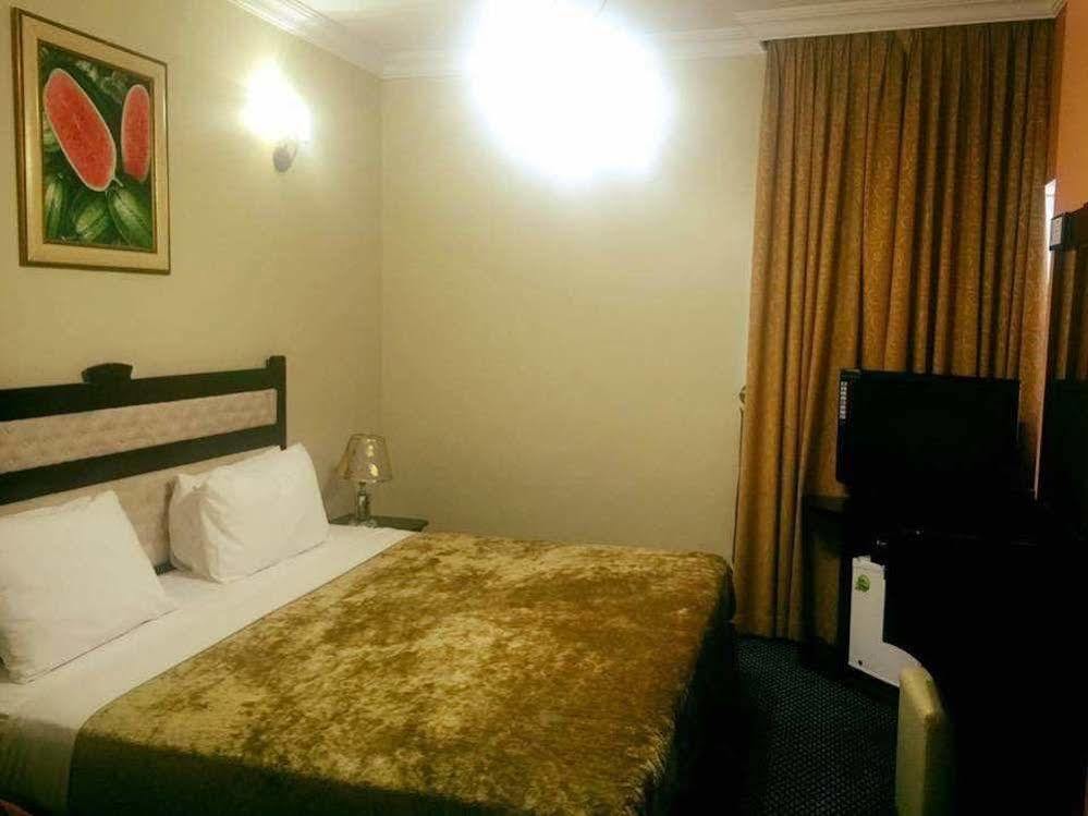 Al Bustan Tower Hotel Suites Шарджа Экстерьер фото