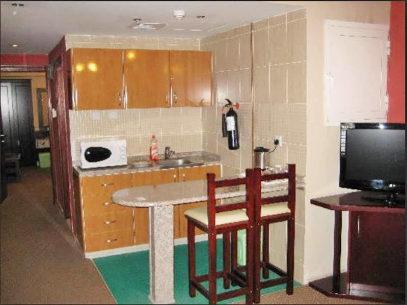 Al Bustan Tower Hotel Suites Шарджа Экстерьер фото