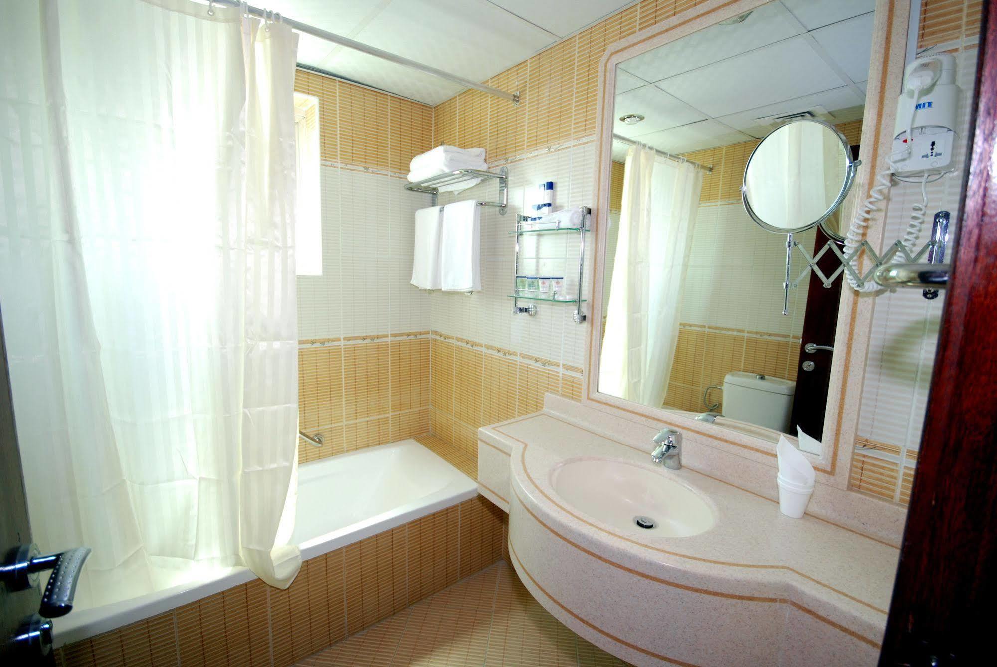 Al Bustan Tower Hotel Suites Шарджа Экстерьер фото