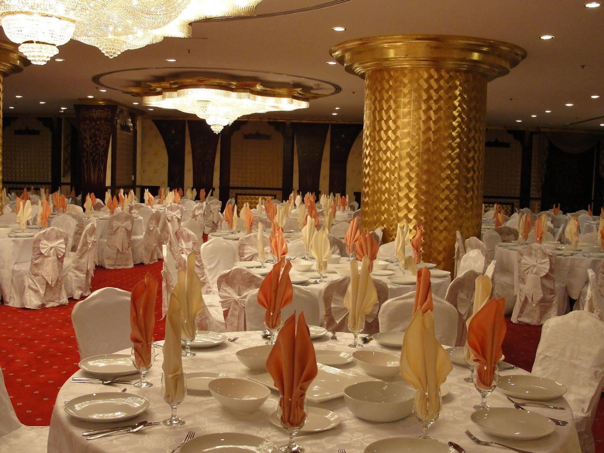 Al Bustan Tower Hotel Suites Шарджа Экстерьер фото