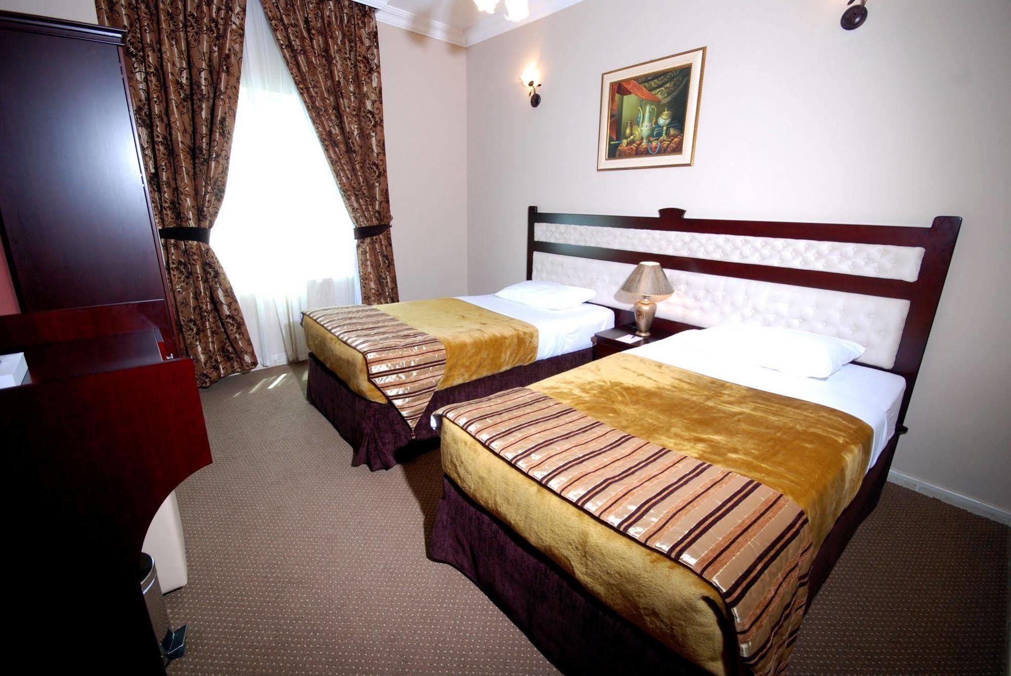 Al Bustan Tower Hotel Suites Шарджа Экстерьер фото