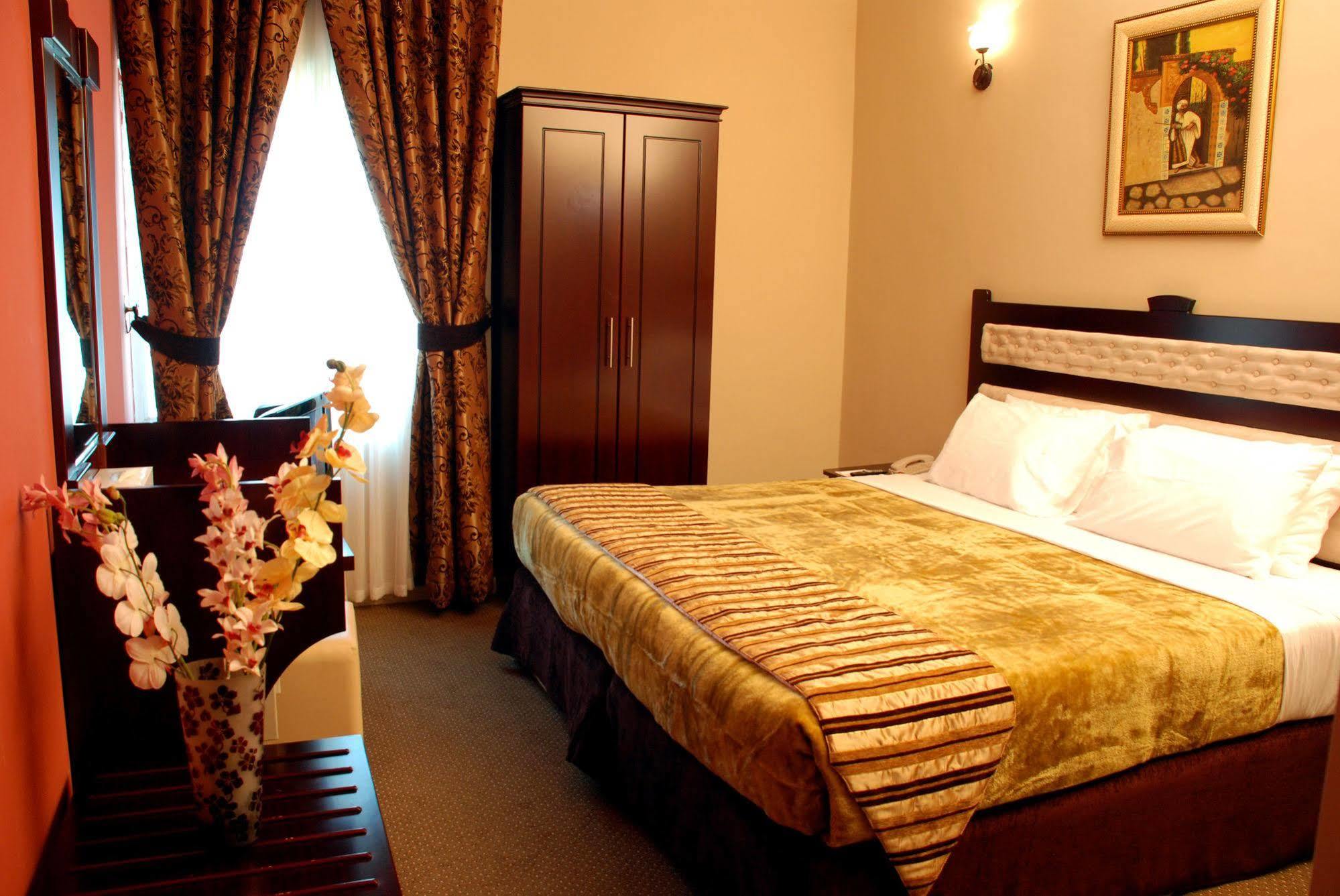 Al Bustan Tower Hotel Suites Шарджа Экстерьер фото