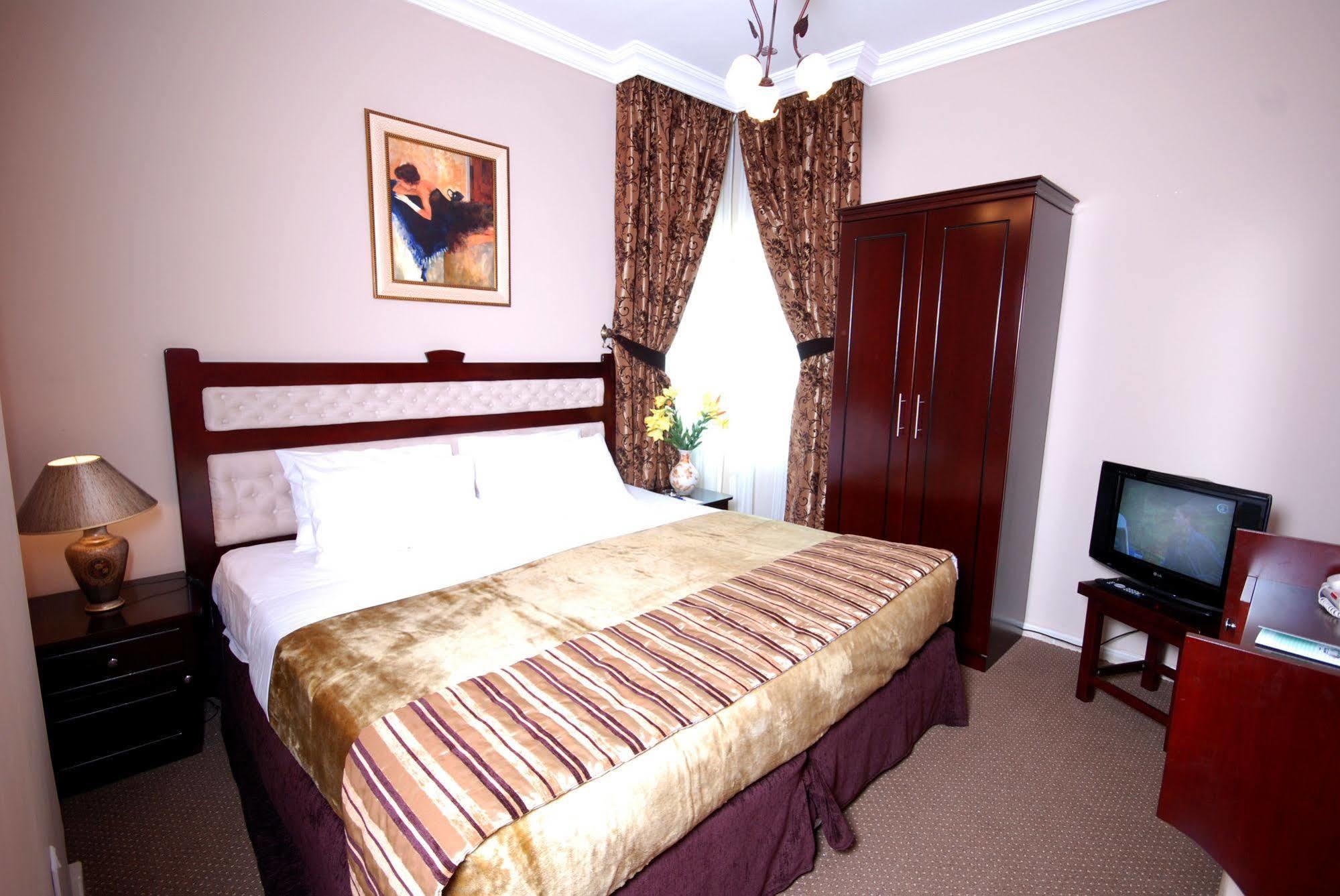 Al Bustan Tower Hotel Suites Шарджа Экстерьер фото