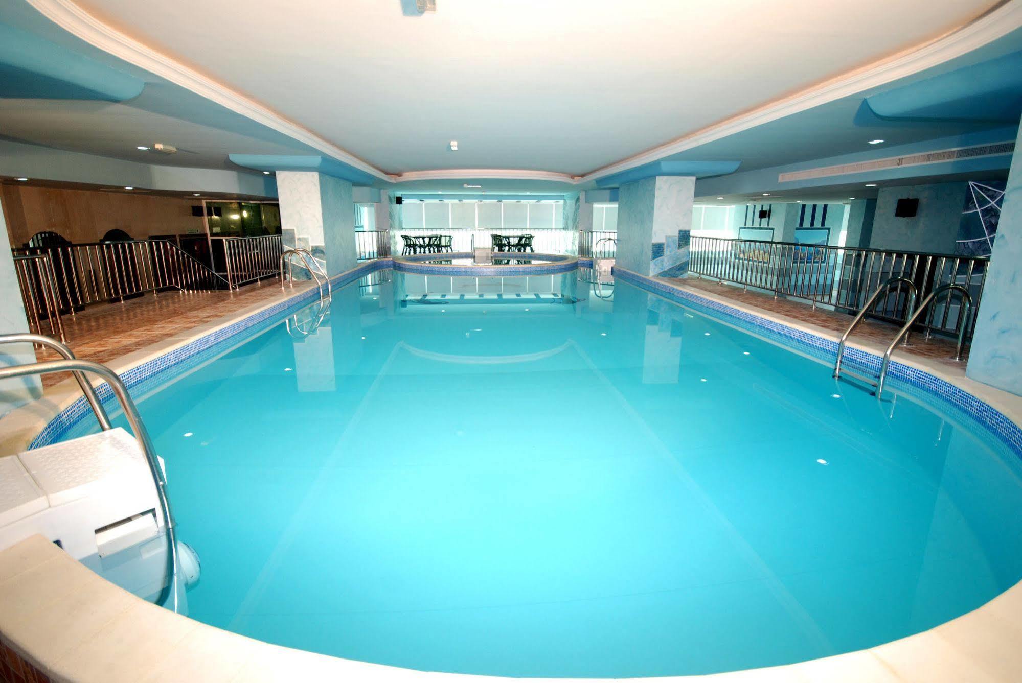 Al Bustan Tower Hotel Suites Шарджа Экстерьер фото
