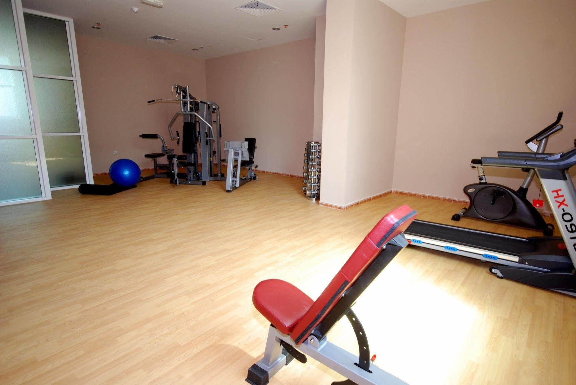 Al Bustan Tower Hotel Suites Шарджа Экстерьер фото